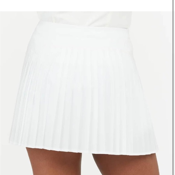 SPANX Women's Booty Boost Pleated 14" Skort - Picture 4 of 4